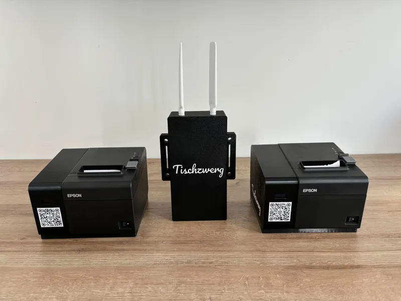 Foto des Tischzwerg Hardware Ensembles - Ein Tischzwerg Server mit zwei Druckern für Kassen und Stationen.